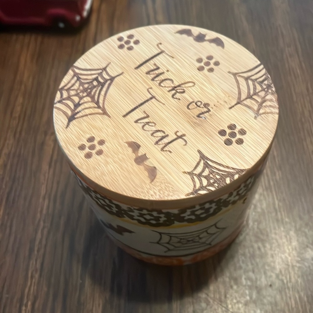 Temptations Trick or Treat Old Workd 8 oz container
